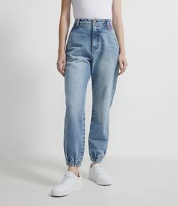 Calça Mom Jogger em Jeans com Bolso Faca e Aviamento de Latinha Colorido no Passante