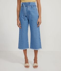 Calça Pantacourt Jeans com Barra Desfiada e Cinto Faixa