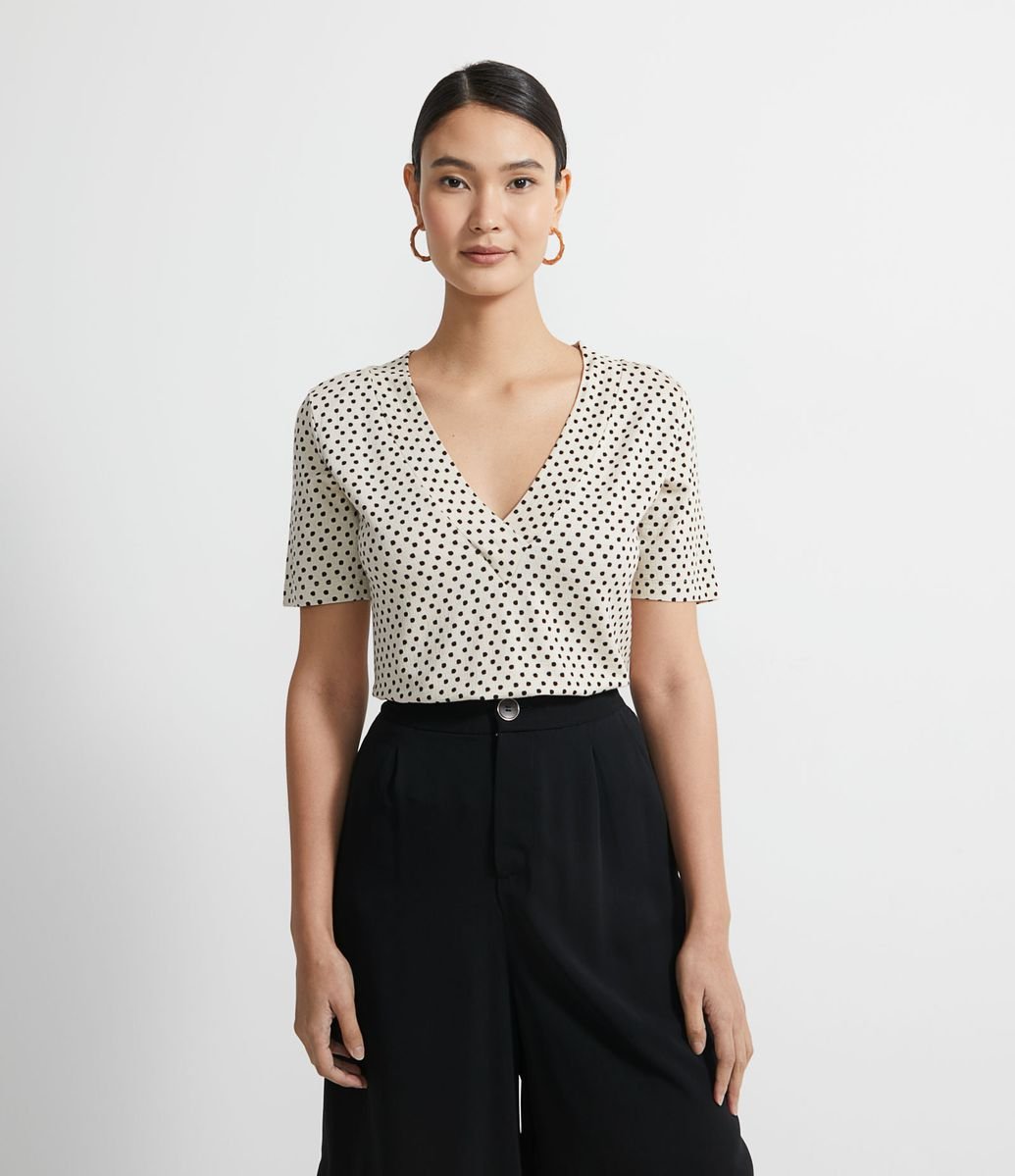 Menor preço em Blusa Manga Curta em Viscose com Decote V e Estampa Poá