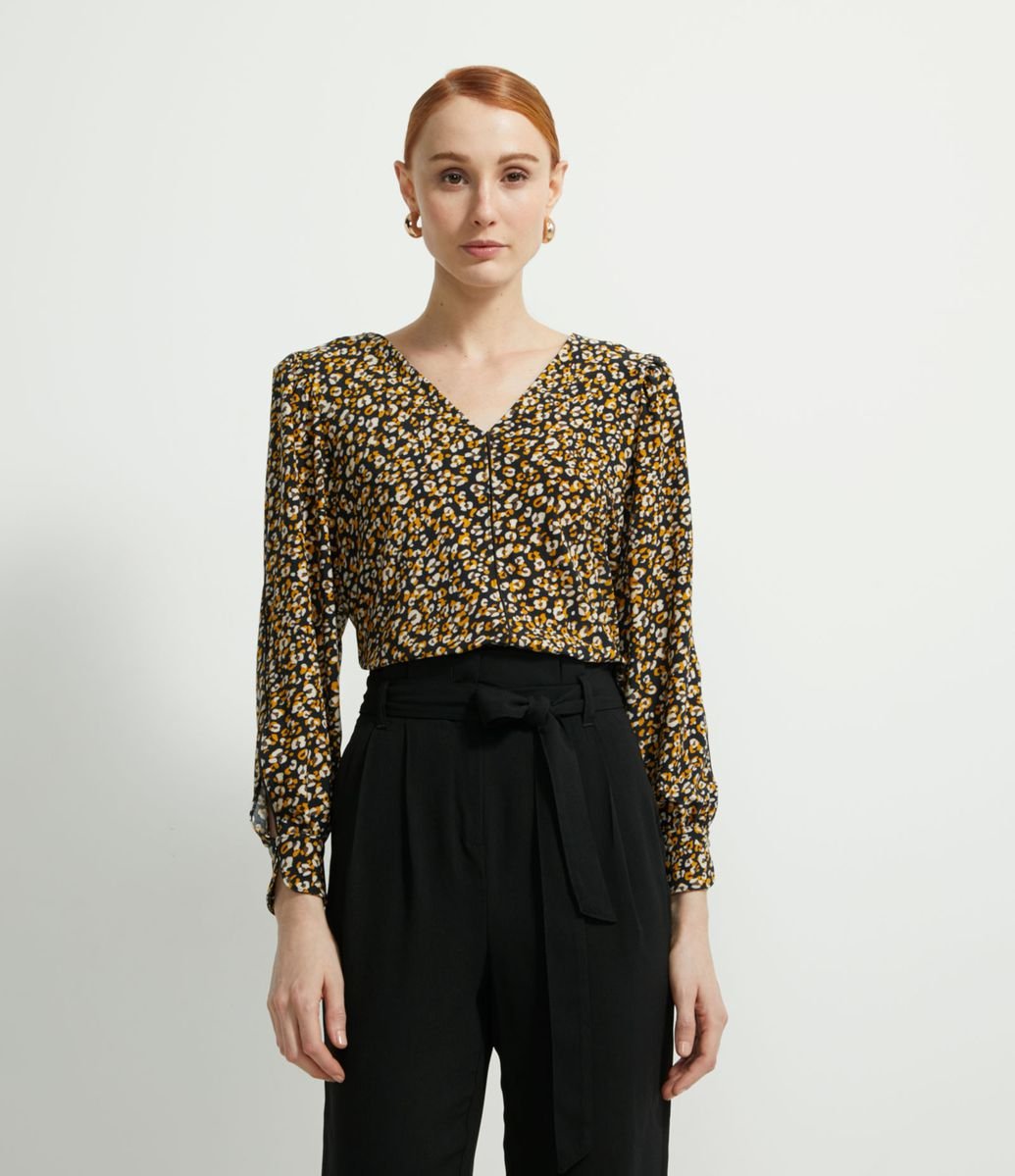 Blusa com decote V  e estampa animal, da Renner