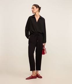 Calça Fluida em Crepe com Cós Elástico e Amarração