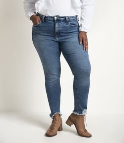Calça Skinny Jeans com Puídos na Barra Curve & Plus Size