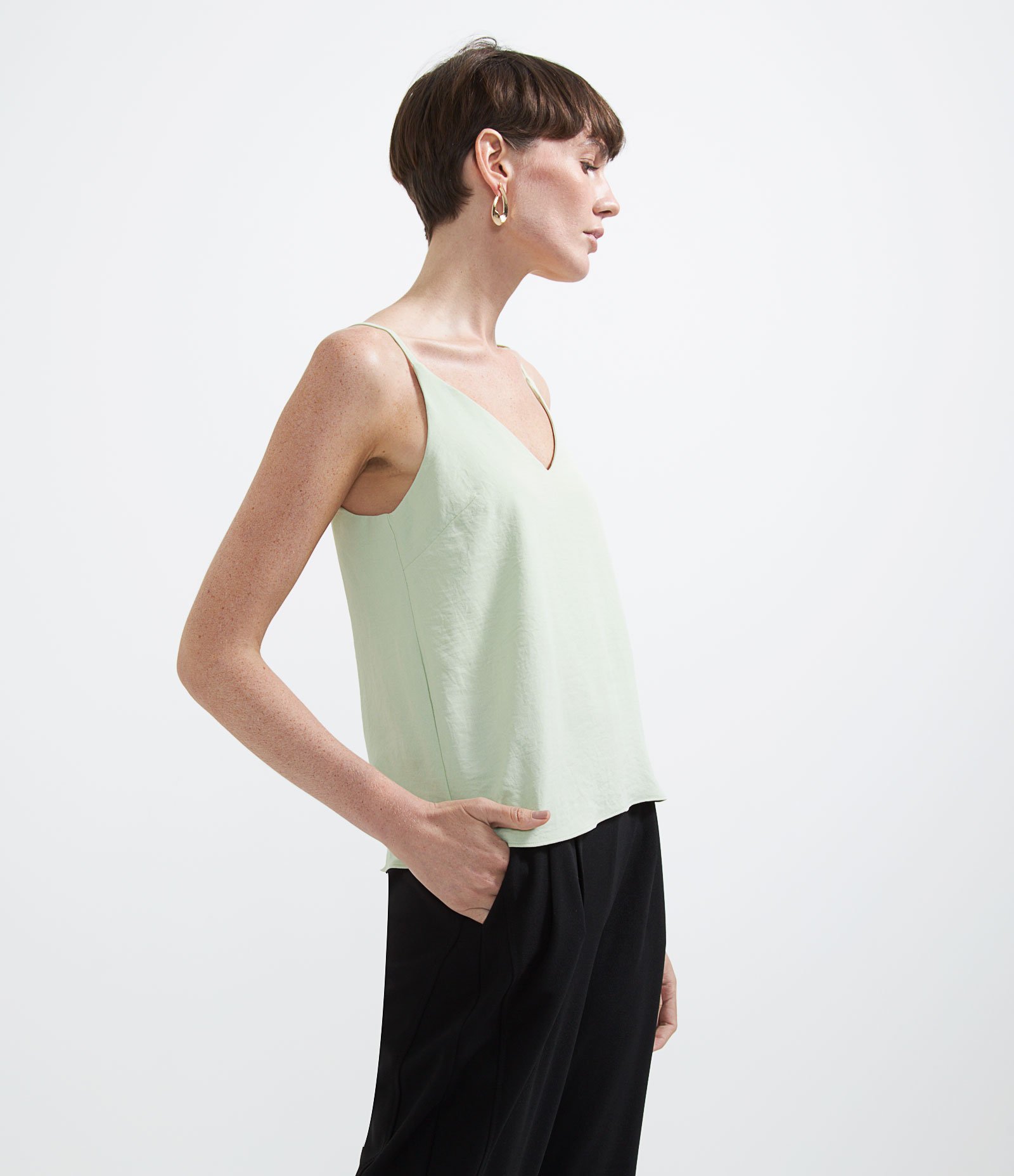 Blusa com Decote V em Crepe com Alça Fina Regulável Verde 1