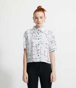 Camisa Cropped Manga Curta em Viscose Estampa Palavras Cruzadas