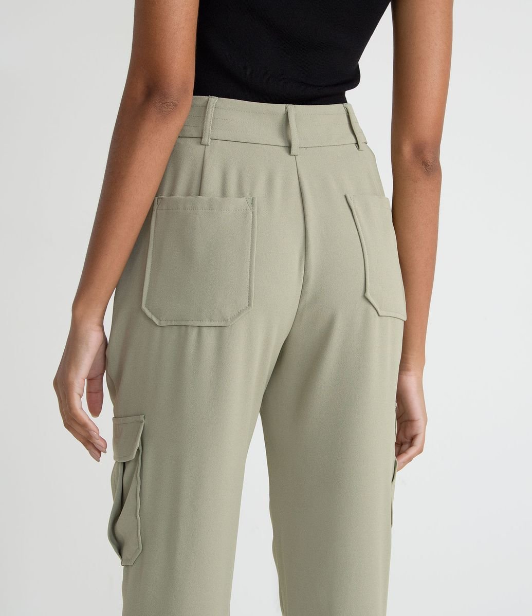 Pantalón Cargo en Poliéster sin Estampado con Bolsillos Laterales Verde