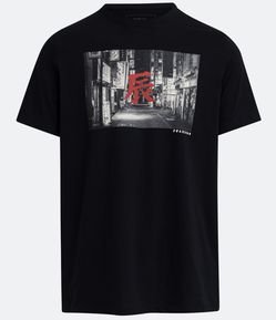 Camiseta em Algodão Estampa Ideograma e Cidade Peito e Costas
