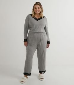 Pijama Longo em Viscolycra com Detalhes em Renda Curve & Plus Size