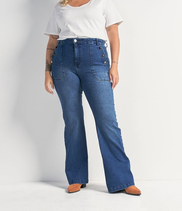 Calça Flare Jeans com Botões Metalizados Curve & Plus Size
