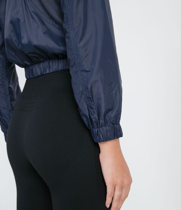 Campera Rompevientos Deportiva con Capucha y Detalle de Tela Azul 4