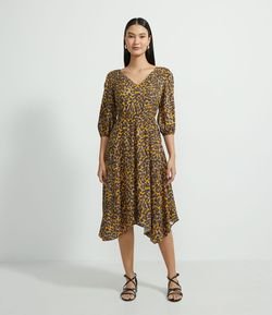 Vestido Midi em Crepe com Estampa Animal Print e Barra Assimétrica