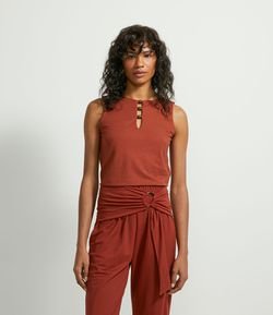 Blusa Regata em Viscose com Alça Larga e Aviamento no Decote