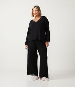 Pijama Longo em Viscolycra com Detalhes em Renda Curve & Plus Size
