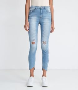 Calça Skinny Jeans com Puídos e Barra com Recorte Triângulo