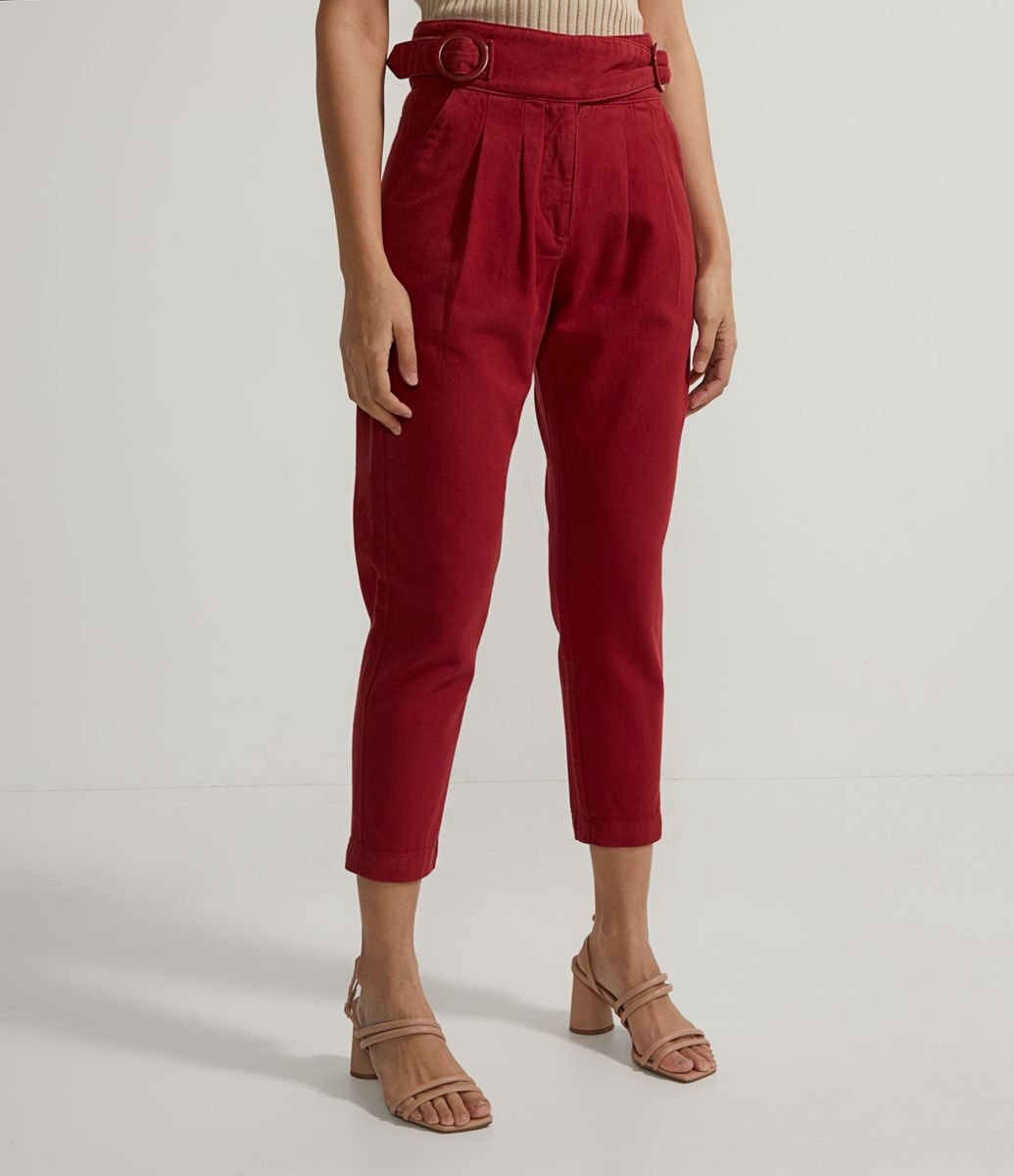 Calça Cenoura em Sarja com Cós Transpassado e Fivelas de Resina Menor preço em Calça Cenoura em Sarja com Cós Transpassado e Fivelas de Resina