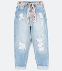 Calça Mom Jeans com Puídos e Cinto Lenço Estampado