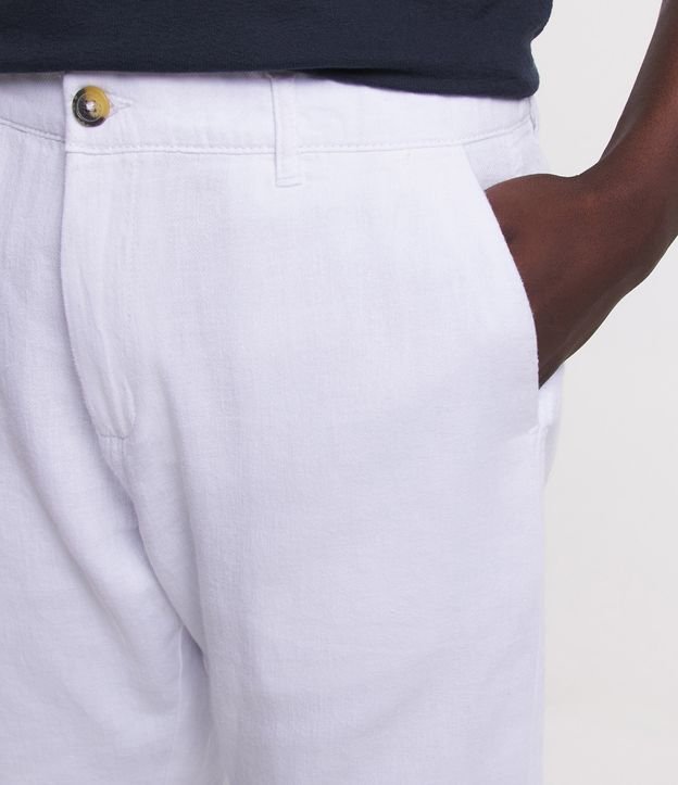 Bermuda Slim em Linho com Textura e Bolsos Branco 4