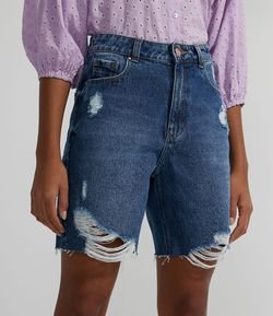 Bermuda Jeans com Puídos e Rasgos