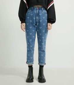 Calça Mom em Jeans e Icone de Repetição Mickey com Bottom e Bordado no Bolso