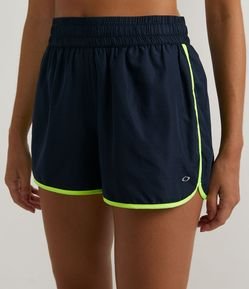 Bermuda Esportiva com Textura de Microfuros e Barra Contrastante