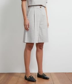 Bermuda Alfaiataria Alongada em Oxford com Pregas Frontais e Botão Pitanga