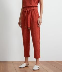 Calça em Viscose Texturizada com Cinto Faixa