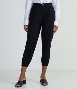 Calça Clochard em Laise Texturizada com Pregas Frontais