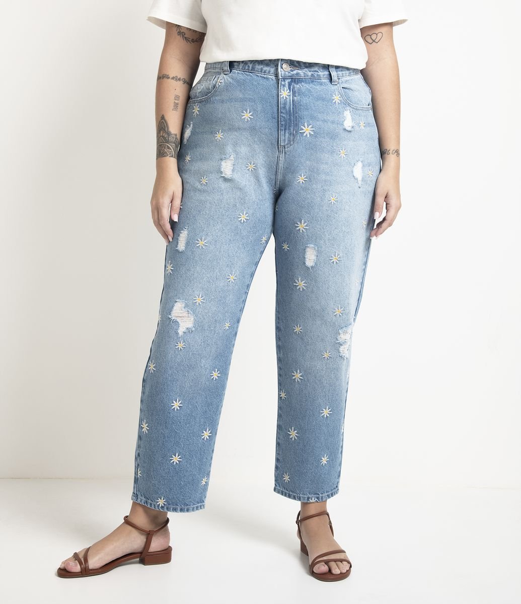 <em>Mom jeans</em> com bordados, da Renner