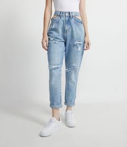 Calça Mom Jeans com Puídos e Recorte Vazado nos Bolsos