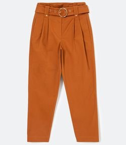 Calça Cenoura em Algodão com Cinto e Bolsos Laterais