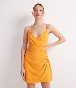 Vestido Curto em Crepe com Decote V Transpassado