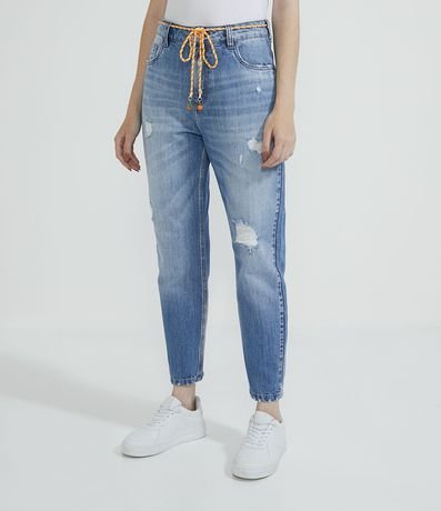 Calça Mom em Jeans com Puídos e Cinto de Cordão Menor preço em Calça Mom em Jeans com Puídos e Cinto de Cordão