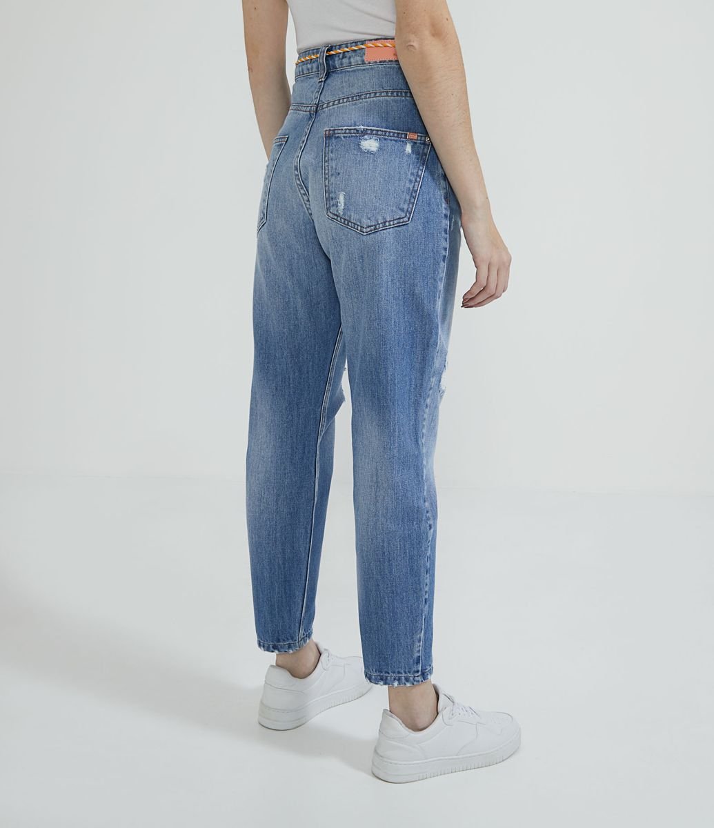 Calça Mom em Jeans com Puídos e Cinto de Cordão Azul