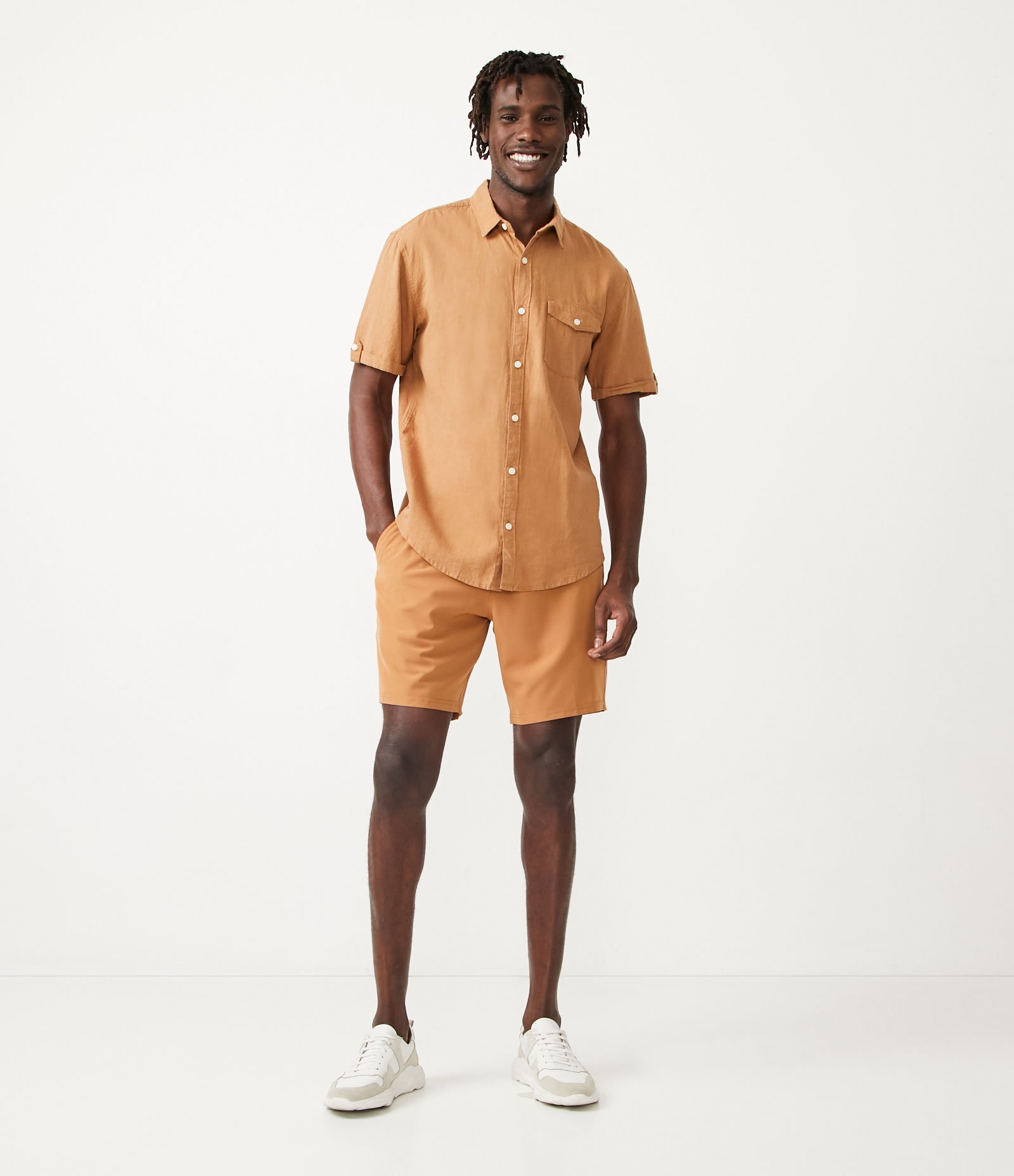 Camisa Comfort em Linho com Bolso e Dobra na Manga Marrom Médio 2