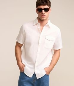 Camisa Comfort em Linho com Bolso e Dobra na Manga