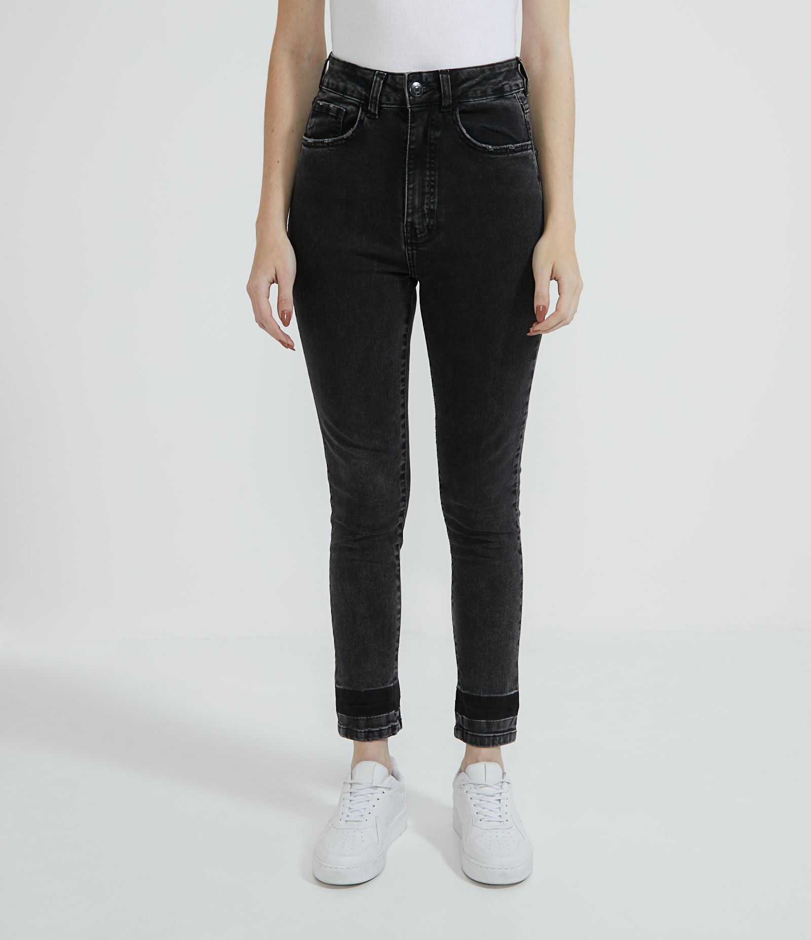 Calça Skinny em Jeans com Barra Desfeita Preto 1