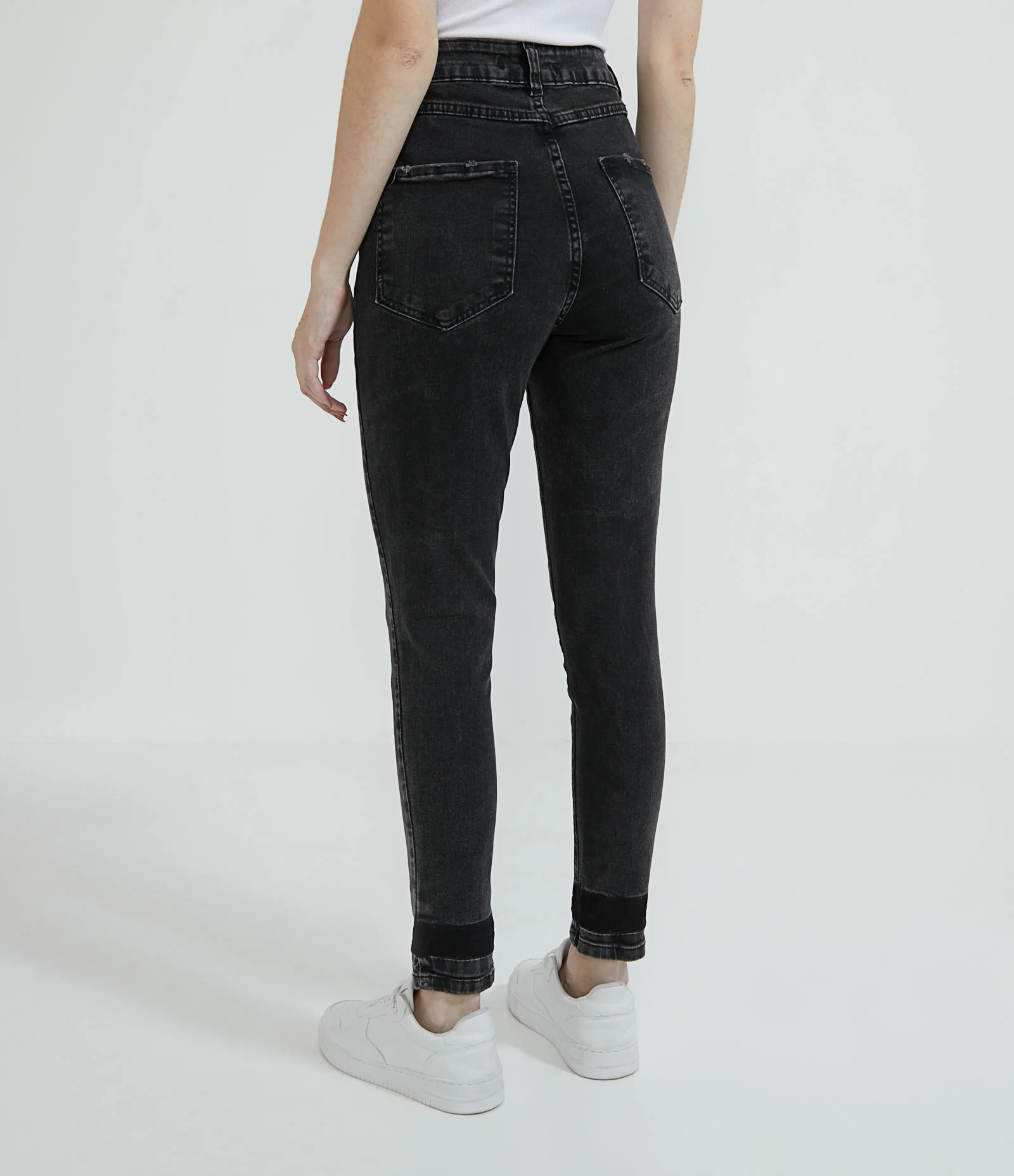 Calça Skinny em Jeans com Barra Desfeita Preto 2
