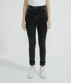 Calça Skinny em Jeans com Barra Desfeita