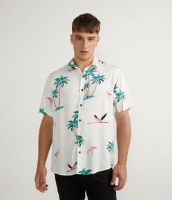 Camisa Manga Curta em Viscose Estampa Flamingo e Coqueiros