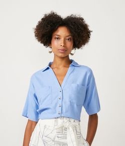 Camisa em Viscolinho com Bolsos e Botões Contrastantes