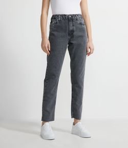 Calça Mom Jeans com Elástico no Cós e Barra Cortada a Fio