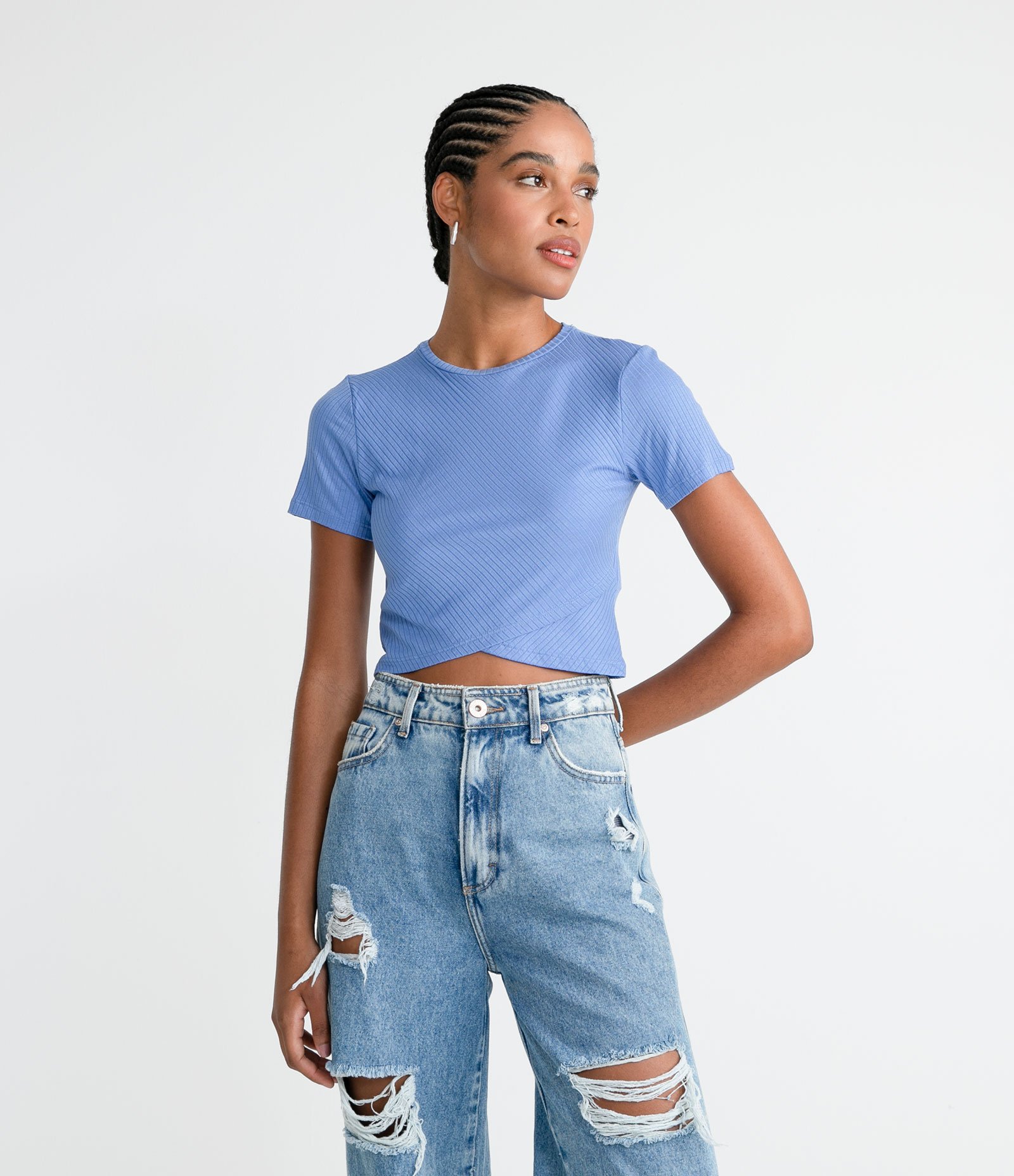 Blusa Cropped Básica em Viscose Canelada com Transpasse na Barra Azul Médio 1