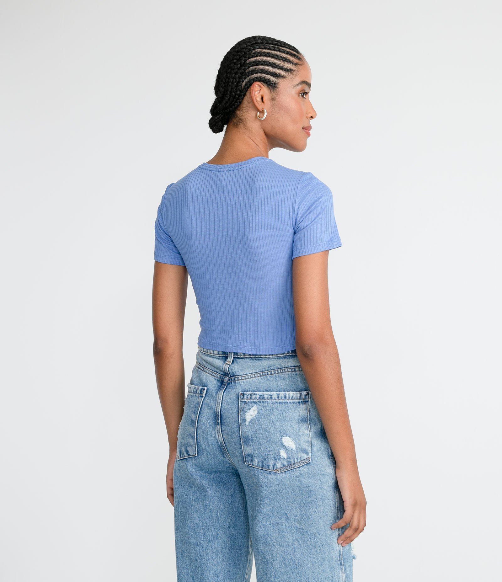 Blusa Cropped Básica em Viscose Canelada com Transpasse na Barra Azul Médio 2