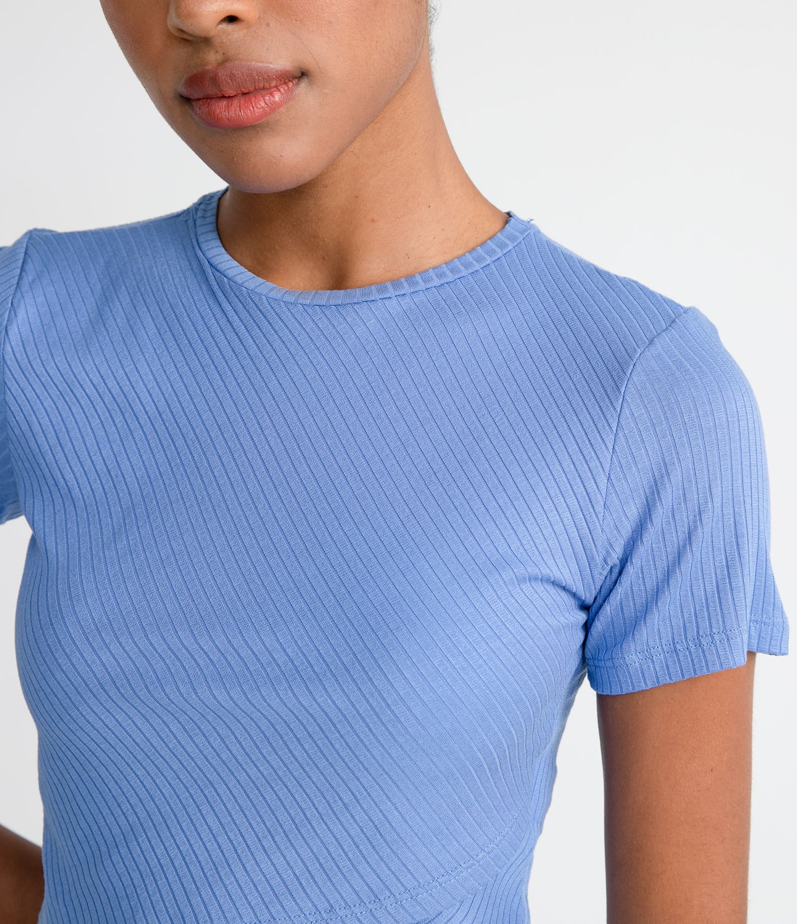 Blusa Cropped Básica em Viscose Canelada com Transpasse na Barra Azul Médio 3