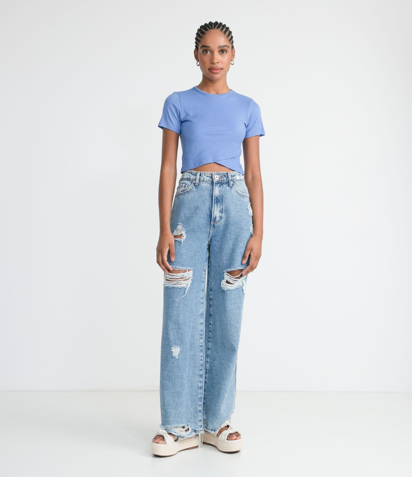 Blusa Cropped Básica em Viscose Canelada com Transpasse na Barra Azul Médio 5