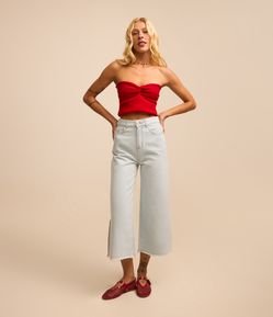 Calça Pantacourt em Jeans Delavê com Abertura Lateral