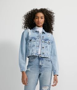 Jaqueta Cropped Jeans Marmorizado com Puídos e Elástico nas Costas
