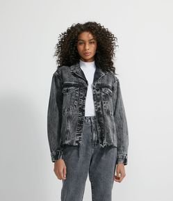 Jaqueta em Jeans com Bolsos e Barra Desfiada