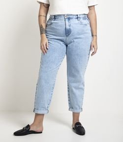 Calça Mom Jeans Delavê com Elástico no Cós Curve & Plus Size