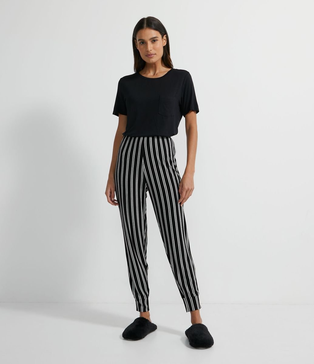 Pijama em Viscolycra com Blusa Manga Curta e Calça Pantacourt Listrada Menor preço em Pijama em Viscolycra com Blusa Manga Curta e Calça Pantacourt Listrada