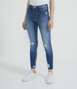 Calça Skinny Jeans com Puídos e Pingente de Cereja